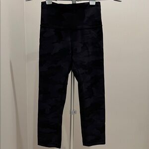 Lululemon women’s black camo crop 21” leggings, size 6